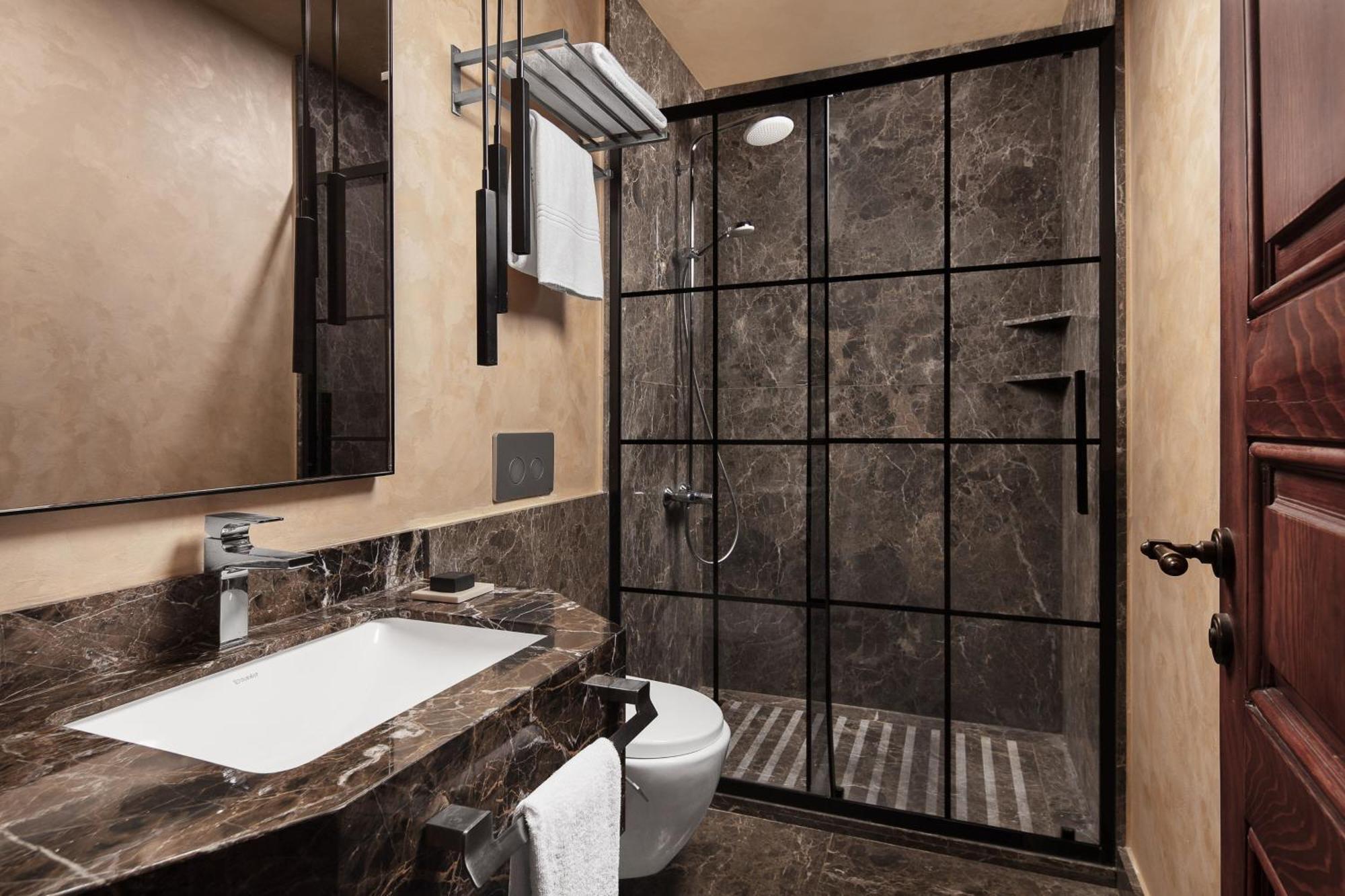 Decamondo Galata, A Tribute Portfolio Hotel Istanbul Eksteriør bilde A shower enclosure